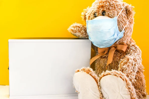 Coronavirus Covid Concepto Protección Contra Contaminación Muñeca Oso Peluche Con — Foto de Stock