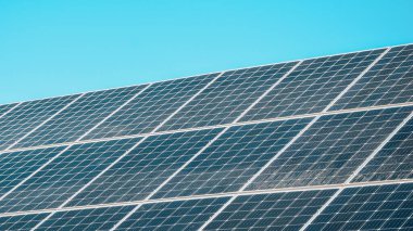 Güneş panelleri, mavi gökyüzü olan bir güneş panelinin görüntüsü, elektrik üretimi için çatıdaki güneş panelleri, evdeki güneş panelleri.