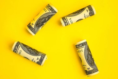 Ekmek olarak Amerikan doları. Para kavramını sarı arka planda, metin için kopyalama alanı ve dolardan arka plan olarak saklıyorum. Amerikan parası. Amerikan hesabı, Tasarruf ve Servet