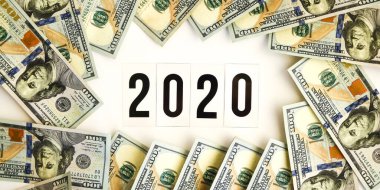 Bütçe 2020, beyaz alan üzerindeki yazı, dolar banknotlarının arka planı. Yeni yıl bütçesi konsepti. İş, planlama yoğunluğu