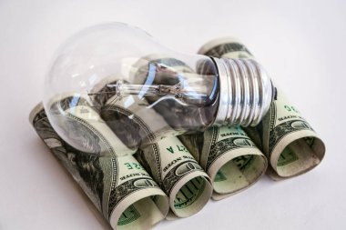 Para farklı türde ampuller, Amerikan dolarında lambalar, enerji tasarrufu lambası, para, finans, tasarruf konsepti ve fikir