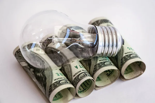 Para farklı türde ampuller, Amerikan dolarında lambalar, enerji tasarrufu lambası, para, finans, tasarruf konsepti ve fikir