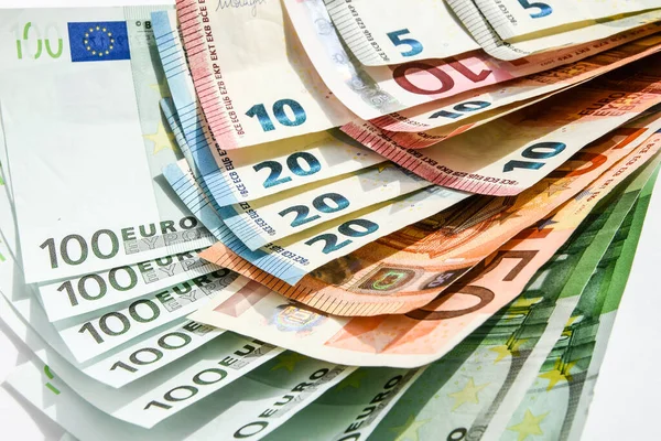 Avro, Avrupa Birliği 'nin para birimi, Avro para arkaplanı, farklı değerdeki pek çok avro banknotundan elde edilen çok avroluk gelir kaynağı ve arka plan için yaratıcı bir fikirdir. Euro para notaları makro