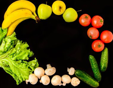 Yığınla meyve ve sebze kapanıyor, metin için kopyalama alanı, taze sebzelerden yapılmış çerçeve, sağlıklı organik ürünler, tarif veya menü