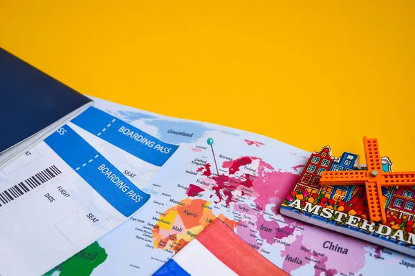 Концепция Путешествий Нидерландов Паспорт Посадочным Талоном Магнит Амстердама Флаг Над — стоковое фото