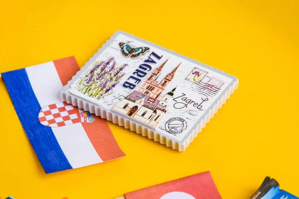 Croacia Concepto Viaje Bandera Imán Zagreb Sobre Mapa Del Mundo — Foto de Stock