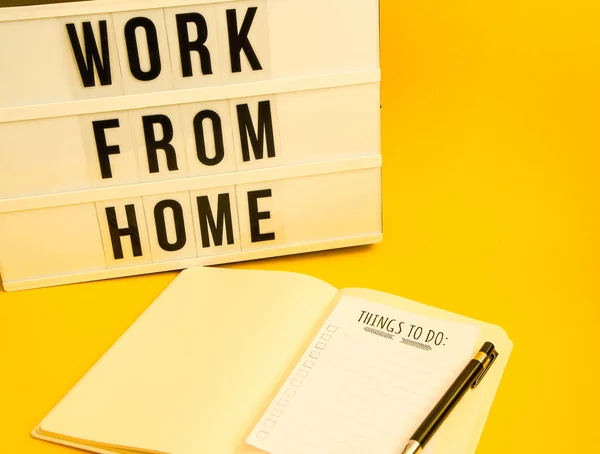 Caja Luz Con Texto Trabajar Desde Casa Con Pluma Portátil — Foto de Stock