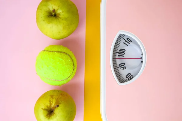 Grøn Apple Med Målebånd Lyserøde Vægt Skalaer Begrebet Sundhedspleje Fitness - Stock-foto