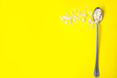 Yulaf gevreğindeki yulaf gevrekleri. Metnin için boş bir yer. Sağlıklı kahvaltı, beslenme.