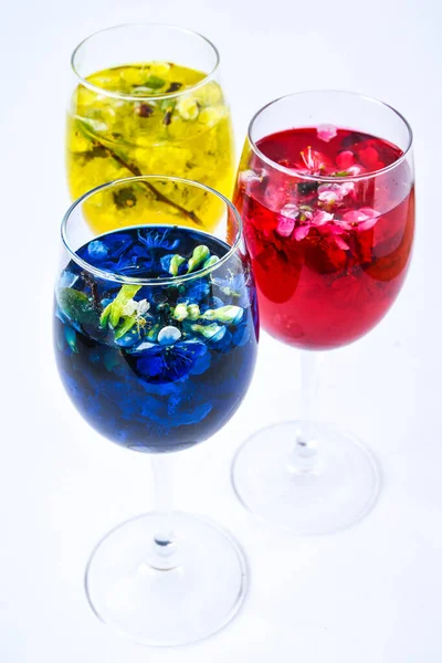 Τρία Ποτήρια Κρασί Από Άνθη Ανοιξιάτικης Ανθοφορίας Κίτρινο Κόκκινο Και — Φωτογραφία Αρχείου