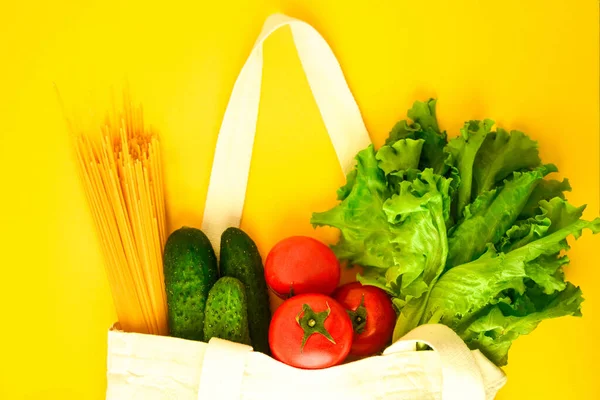 再利用可能なゼロ廃棄繊維製品ショッピングバッグで食料品野菜 テキストのためのコピースペース 異なる野菜で繊維袋 — ストック写真