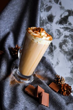 Buz espresso, fermantasyonlu Nitro soğuk kahve benzer bir bira sistemine sıkıştırılmış nitrojen, çikolata, gri mutfak havlusu, noel içeceği.