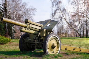 Topçular, yeşil silahlar, topçu topları parktaki asker savaşçısı için silahlar, İkinci Dünya Savaşı sırasında tanksavar silahları eskidi.