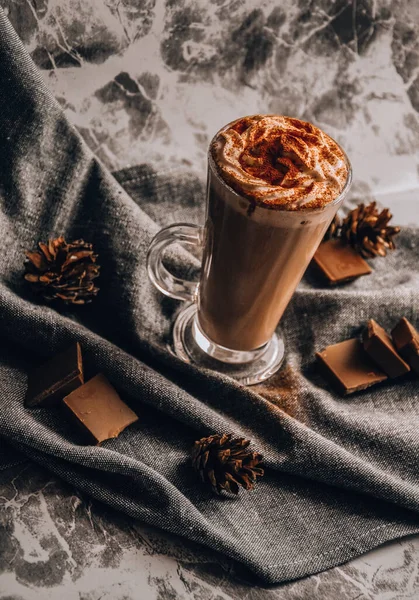 Glas Latte Macchiato Heerlijke Warme Chocolademelk Kopje Koffie Met Kaneel — Stockfoto