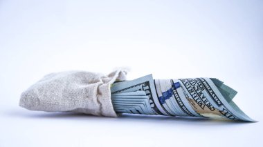 İçinde para olan çanta beyaz, 100 dolarlık banknotlar bir çuval içinde, banknotlar para çantaya, metin için yer kopyalama