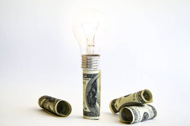 Para farklı türde ampuller, Amerikan dolarında lambalar, enerji tasarrufu lambası, para, finans, tasarruf konsepti ve fikir