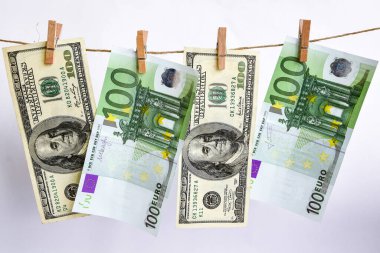 Bir ipe 100 dolar ve dolar, beyaz arka planda izole edilmiş bir ipe takılmış dolar para aklama konsepti. İpler Euro dolarlarını kuruttu. Yıkandıktan sonra dolar. Dürüstçe kazanılan para. Paranın yasallaştırılması. Paketler dolusu değil