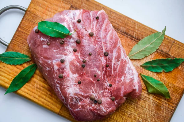 Vista Superior Carne Fresca Con Hoja Laurel Sobre Tabla Cortar —  Fotos de Stock