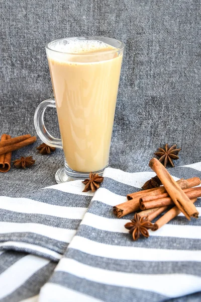 Traditionele Wintereierpunch Glazen Mok Met Melk Kaneel Anijs Sterren Bedekt — Stockfoto