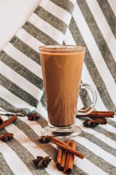 Heerlijke Ijskoffie Meltdrank Kaneelstokjes Anijssterren Grijze Doek Latte Machiato — Stockfoto