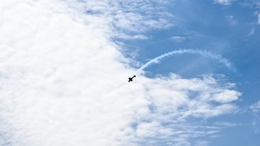 Bulutlu Gök Döngüsüne Karşı Düşük Açılı Uçak Görünümü, Askeri Savaş Jetleri Uçuş Geçidi, hava gösterilerinde spor uçakları akrobasi yapıyor.