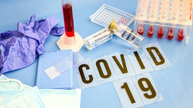 Coronavirus kan analizi konsepti. Wuhan, Çin kökenli Covid 19. Solunum maskesi. Üzerinde kan, şırınga ve yazıt porselenleri ve İtalya seyahat konsepti var.