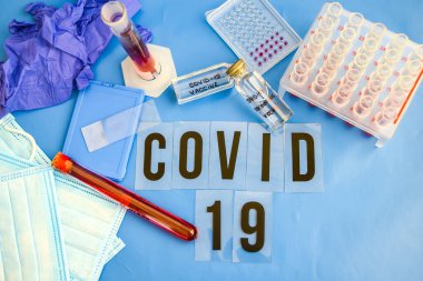 Coronavirus kan analizi konsepti. Wuhan, Çin kökenli Covid 19. Solunum maskesi. Üzerinde kan, şırınga ve yazıt porselenleri ve İtalya seyahat konsepti var.