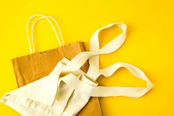 자연적으로 재사용 수있는 봉지는 배경에서 쇼핑을 것이다 우호적 오염의 개념이 — 스톡 사진