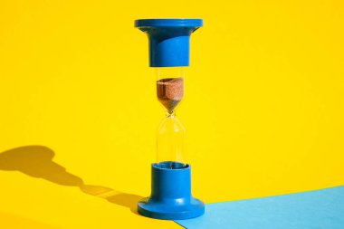 Kum saati renkli arkaplan, metin için kopyalama alanı, kum saati, kum saati, zaman kavramı, gecikme, sabah doğumu, kararlaştırılan toplantı...