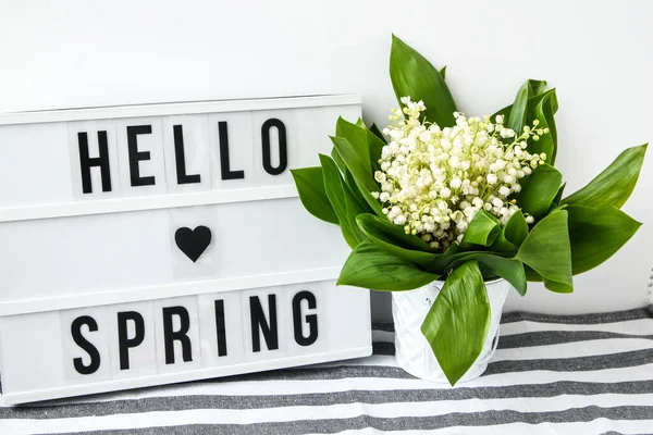 Leuchtkasten Mit Text Hello Spring Und Maiglöckchen Weißen Eimer Frühling — Stockfoto