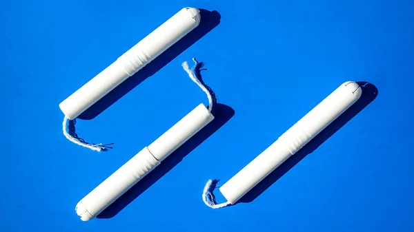 Hygieniska Tamponger Blå Och Lila Bakgrund Kopiera Utrymme Menstruation Sanitär — Stockfoto