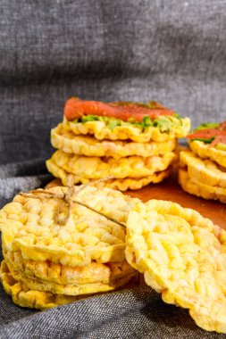 Pirinç keki, somon balığı, avokado ve baharatlar kesme tahtasında, sağlıklı atıştırmalıklar, kahvaltı, vejetaryen yemeği, diyet, glütensiz ekmek, guacamole