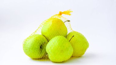 Beyaz bir duvarın önünde portakal ağıyla asılı bir grup elma. Trend. Diyet ve sağlıklı yemek kavramı, metin yeşili Granny Smith ve altın sarısı için kopyalama alanı