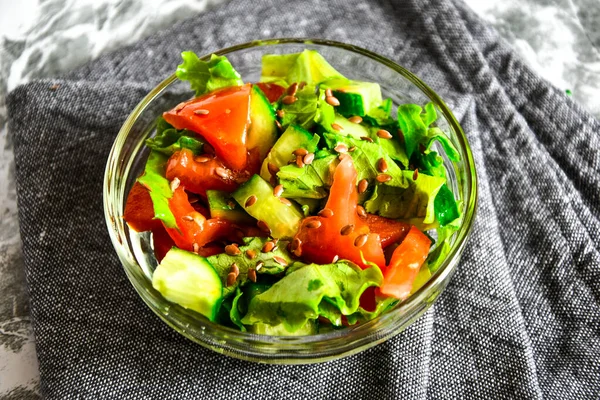 Mangkuk Salad Segar Dengan Tomat Mentimun Selada Biji Flax Makanan — Stok Foto