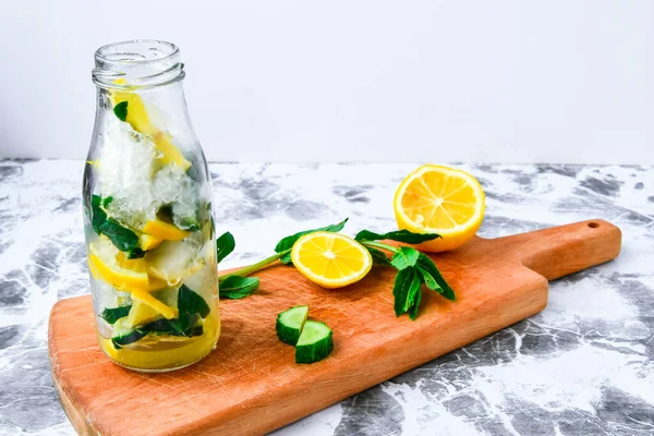 Lemonade Mojito Cutted Lemon Cucumber Mint Leaves Cutting Board Summer — Stock Photo, Image