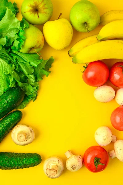 Otwarta Książka Zestawem Surowych Warzyw Organicznych Żółtym Tle Kopia Spae — Zdjęcie stockowe