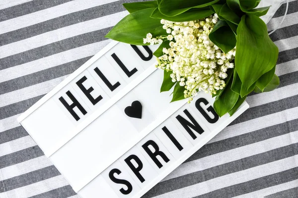 Lightbox Tekstem Hello Spring Lilie Bukietowe Doliny Białym Wiadrze Czas — Zdjęcie stockowe