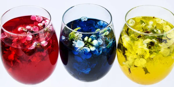 Três Copos Vinho Flores Primavera Com Água Amarela Vermelha Azul — Fotografia de Stock