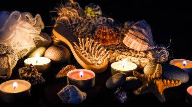 Spa, eko konsepti, sıfır atık, organik ürünler, tahtadan yapılmış doğal fırçalar, taşlar, mumlar, spa tedavisinin bileşimi, seçici odaklanma