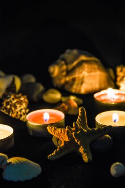 Dekorasyon - deniz kabukları ve mum, taşlar, banyo natürmort, deniz spa konsepti, rahatlama ve vücut tedavisinin bazı yönleri, seçici odaklanma