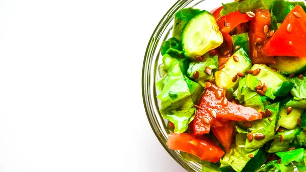 Disajikan Piring Dengan Salad Segar Dari Tomat Mentimun Daun Salad — Stok Foto