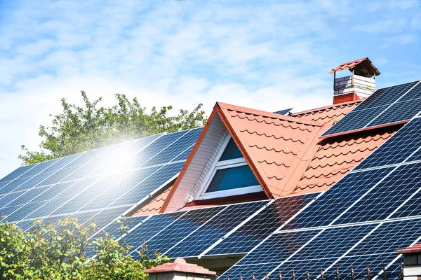 Zonnepanelen Close Opname Van Een Zonnepaneel Met Blauwe Hemel Zonnepanelen — Stockfoto