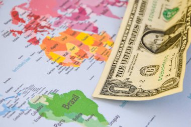Dünya haritası, Amerikan yatırımı ve ticareti, Amerikan politikası ve etkisi üzerine Amerikan doları banknotları.