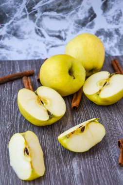 yeşil altın elmalar ya da ahşap zemin üzerinde tarçın çubukları olan nene demircisi, yemek, tatlı, sağlıklı beslenme, sonbahar zamanı