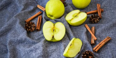 yeşil altın elmalar ya da tarçınlı nine demircisi mutfak havlusuna çam kozalağı kozalakları, yemek, tatlı, sağlıklı beslenme, sonbahar zamanı