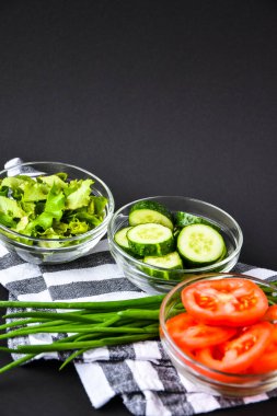 Dilimlenmiş çiğ salatalık, domates, marul, yeşil soğan, vejetaryen sağlıklı salata, düşük kalori diyeti, metin için fotokopi alanı