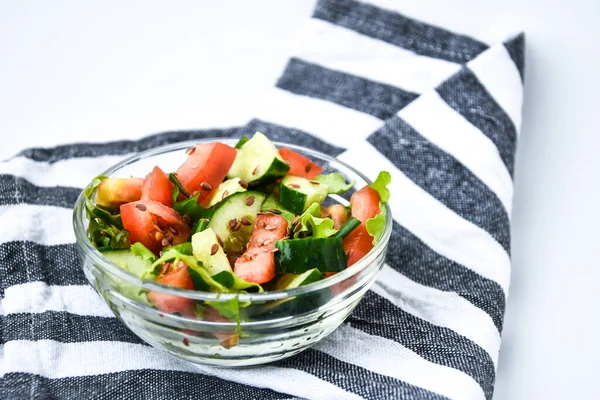 Skål Med Färsk Sallad Med Tomat Gurka Lettur Linfrön Vegetarisk — Stockfoto