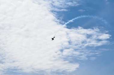 Bulutlu Gök Döngüsüne Karşı Düşük Açılı Uçak Görünümü, Askeri Savaş Jetleri Uçuş Geçidi, hava gösterilerinde spor uçakları akrobasi yapıyor.