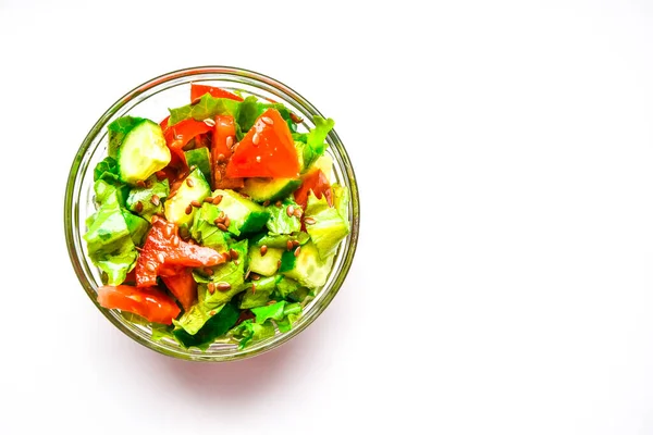 Serveras Platta Med Färsk Sallad Från Tomater Gurkor Salladsblad Och — Stockfoto