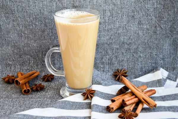 Traditionele Wintereierpunch Glazen Mok Met Melk Kaneel Anijs Sterren Bedekt — Stockfoto